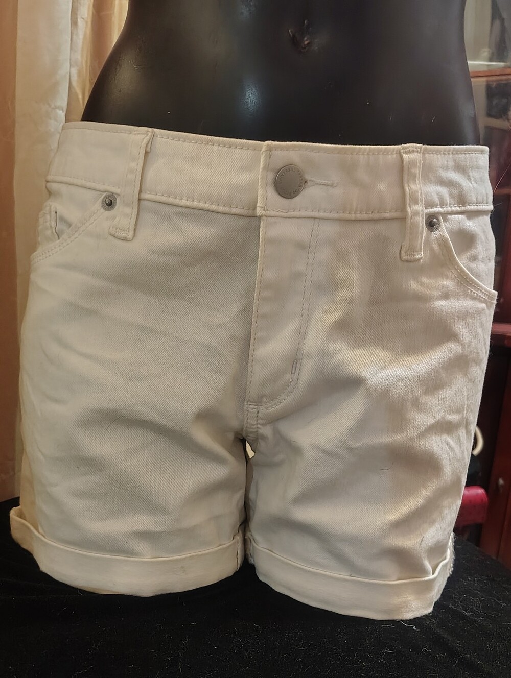 Never Worn! Universal Thread White Mid Rise Midi Denim Shorts Size 4/27 Cuffed